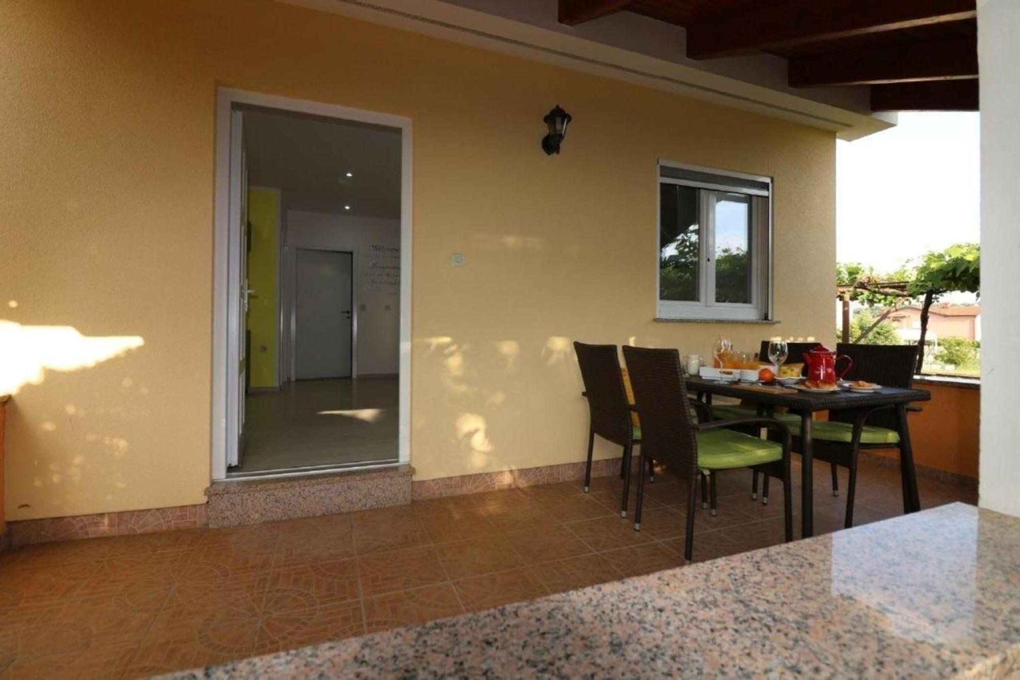 Bungalow Mit Pool Und Garten In Porec Exterior photo